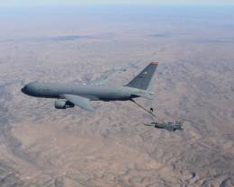 Un KC-46 Pegasus de la USAF repostando un F-16. (foto USAF)