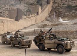 Los Mercedes-Benz G durante la filmacin de De Vuurlinie, al fondo se ve la muralla de la Alcazaba de Almera. (foto Soldier Atrezzo)