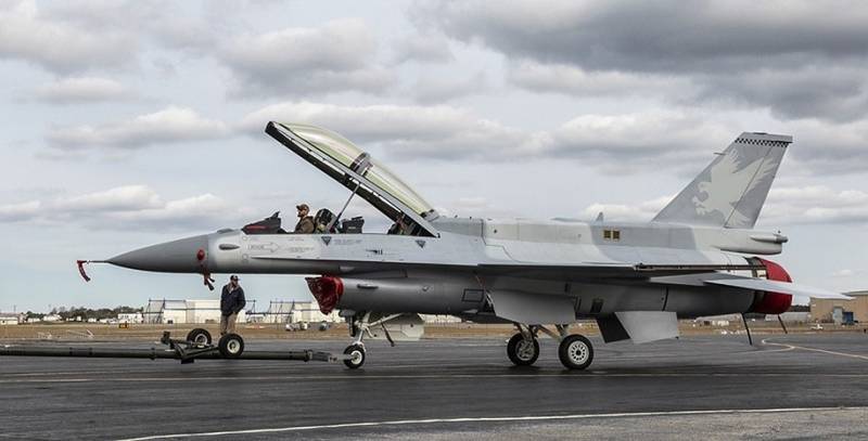 Primer F-16 del bloque 70 saliendo de la lnea de fabricacin de Greenville. (foto Lockheed Martin)