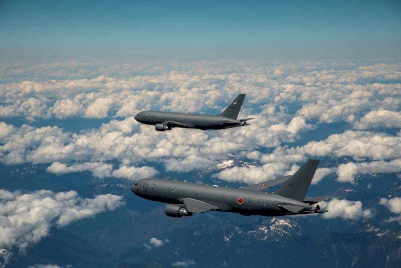 Un KC-46A japons (en primer plano) y otro de la USAF.