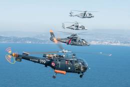 Un Alouette III (primer plano), en formacin con un Dauphin, un Panther y un NH90. (foto Marine Nationale)