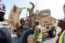 Tareas de mantenimiento en un vehculo resistente a las minas y las emboscadas (MRAP) estadounidense (U.S. Army)