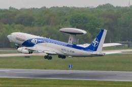 Uno de los AWACS de la OTAN, con colores especiales, en fase de despegue. 