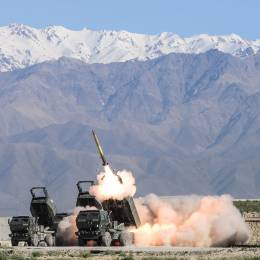 Lanzamiento de un cohete guiado GMLRS (Lockheed Martin)