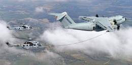 Un A400M de la empresa durante los test de reabastecimiento en vuelo. (Foto Airbus DS)