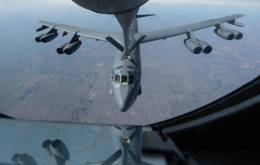 Un bombardero B-52H es reabastecido en vuelo desde un KC-135. Bien visibles, los motores TF33 dispuestos por parejas acumulan muchos aos de servicio (USAF)