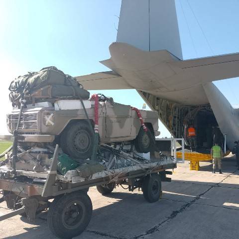 Un jeep MB-230G pronto a ser lanzado desde un Hercules.