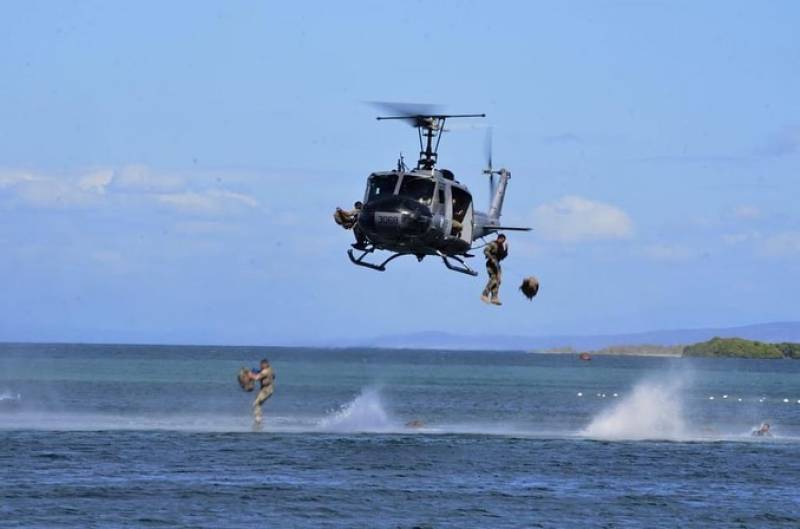 Desembarc en aguas abiertas desde un helicptero Bell UH-1H Huey II de la Fuerza Area de Repblica Dominicana. (Foto: Ministerio de la Defensa de RD)