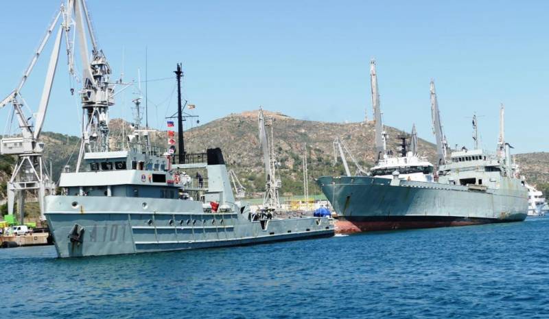 El Mar Caribe (primer plano) saliendo del puerto de Cartagena remolcando al Martn Posadillo. (Foto: Diego Quevedo Carmona)