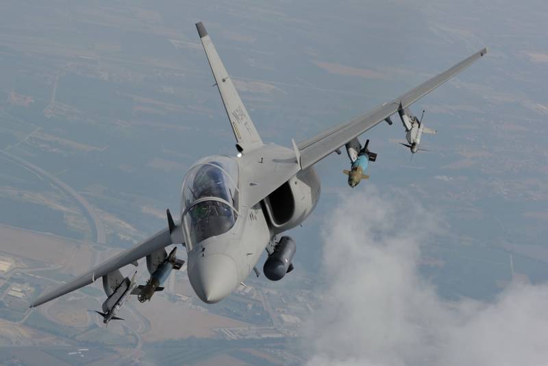 El M-346FA puede recibir diferentes sistemas de armas y ahora un can de 20 mm. en contenedor (Leonardo)