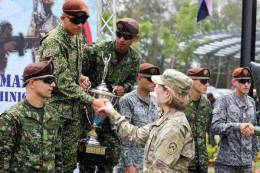 La General Laura Richardson, Comandante del SOUTHCOM, felicita al equipo de Colombia. (Foto: Ministerio de Defensa de R.D.)