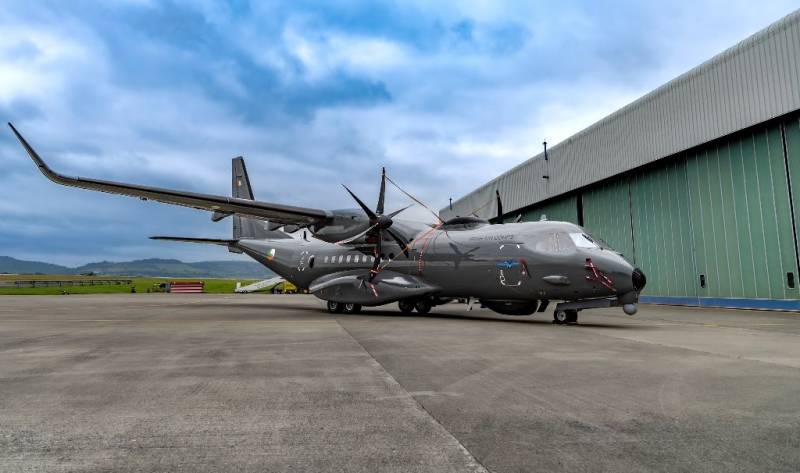 El nuevo C295 del Irish Air Corps fotografiado en el aerdromo de Casement, ya sin las pegatinas puestas en el vuelo de traslado. (foto Irish Air Corps)