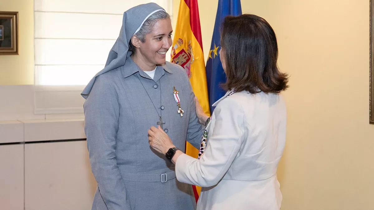 La ministra de Defensa, Margarita Robles, impuso la Cruz del Mrito Militar con distintivo blanco a la hermana Cristina Fernndez Hoyos.