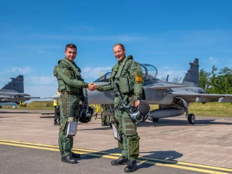 El Capitn Aviador Vitor Luis Martins Faria y el Coronel Adam Nelson comandante del F-7 Wing.