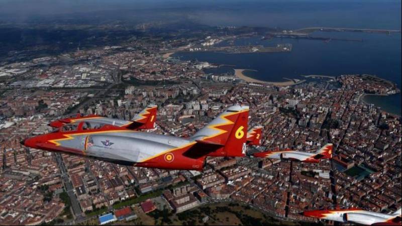 La patrulla guila sobrevolando la ciudad de Gijn. (foto Patrulla guila)