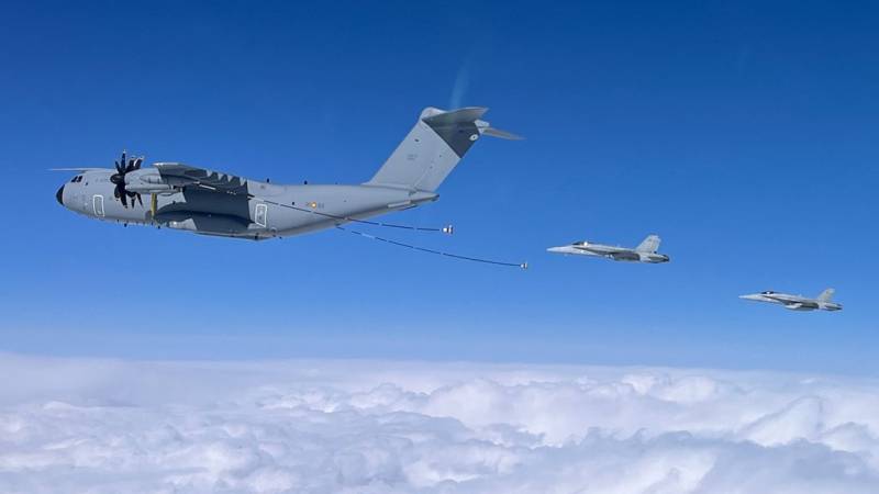 El A400M del Ejrcito del Aire y del Espacio repostando a los F/A-18C de la Fuerza Area de Finlandia. (foto Ilmavoimat)