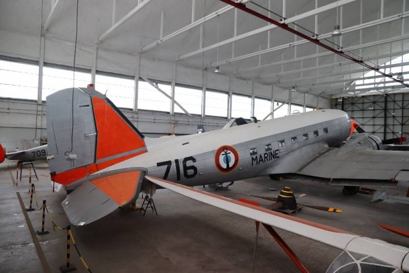 El avin ms grande del museo es este clsico Douglas C-47 Dakota.