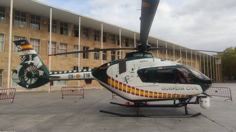 El H135 matriculado 09-318 del SAER, expuesto frente el Ayuntamiento de Logroo. (Foto Julio Maz)