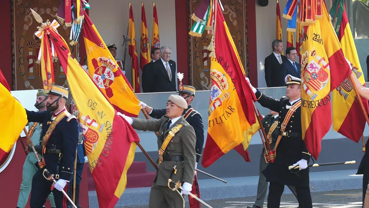 El guion del Regimiento Canarias n 50 durante el desfile del pasado 12 de octubre. Foto Ministerio de Defensa-Iaki Gmez.