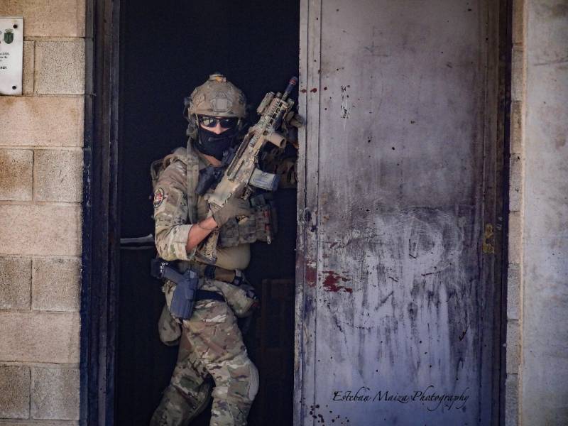 Un operador dando seguridad en la puerta de un inmueble para cubrir al resto del equipo operativo mientras capturan a un objetivo.