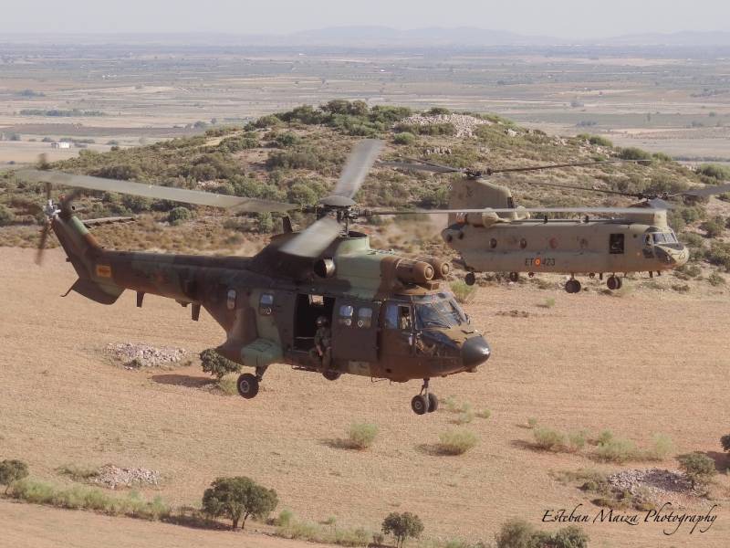 Un helicptero Sper Puma y un Chinook parte del SOATU-RW volando a baja cota para evitar ser detectados.