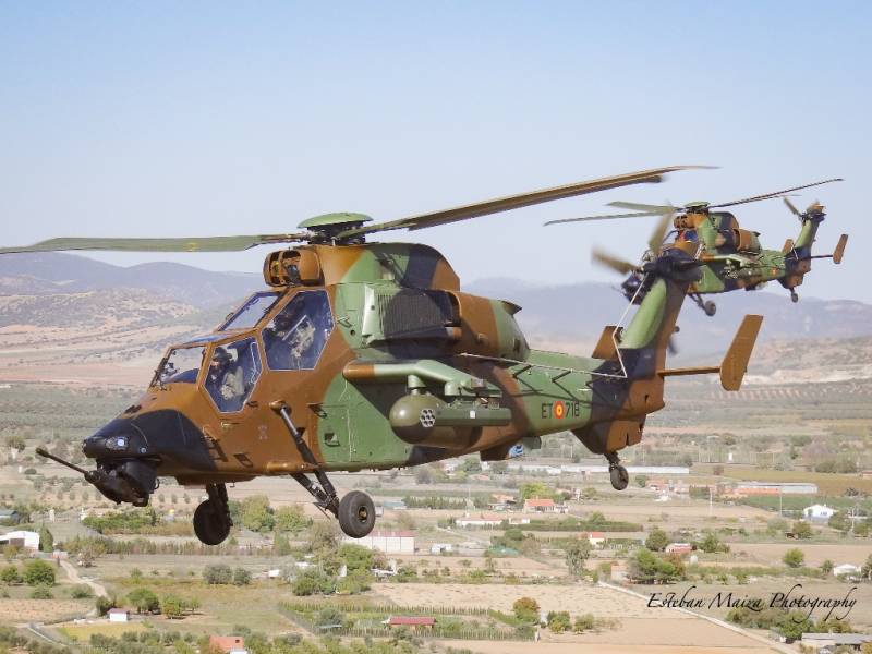 Los Tigres del SOATU-RW proporcionan escolta y seguridad a los helicpteros de transporte.