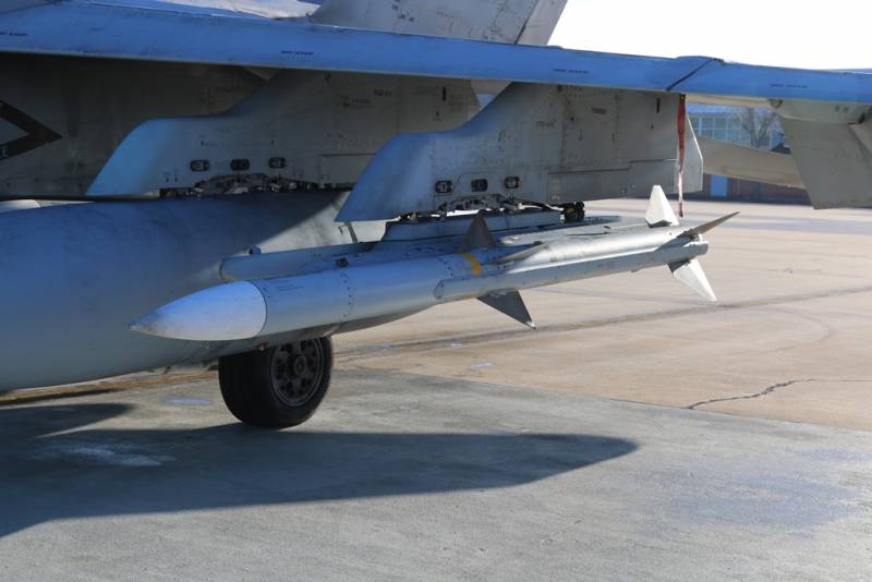 Un AIM-120 AMRAAM bajo las alas de un F-18 (Ejrcito del Aire y del Espacio)