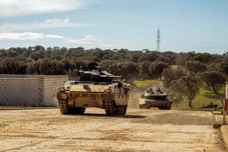 Pizarro y Leopardo operando juntos en un ejercicio (Ejrcito de Tierra)