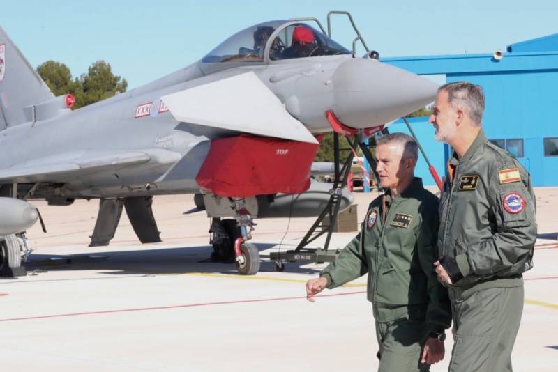 SM el Rey acompaado por el coronel Martnez Ruiz observa un Eurofighter Typhoon de la RAF. (foto Casa Real)