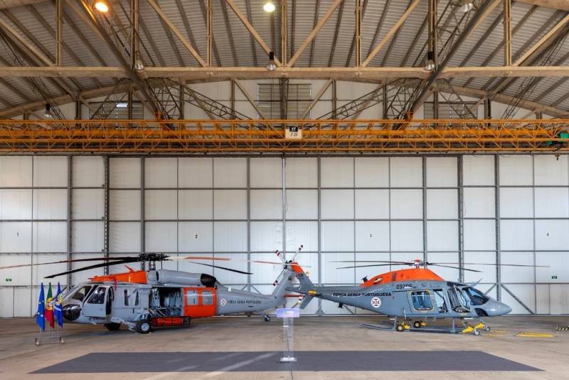 En el hangar donde se hizo la ceremonia estaban expuestos un AW119 (derecha) y un UH-60A. (foto FAP)
