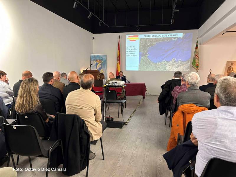 El espacio de la sala donde se imparta la conferencia estaba totalmente lleno con ms de medio centenar de asistentes. (Octavio Dez Cmara)