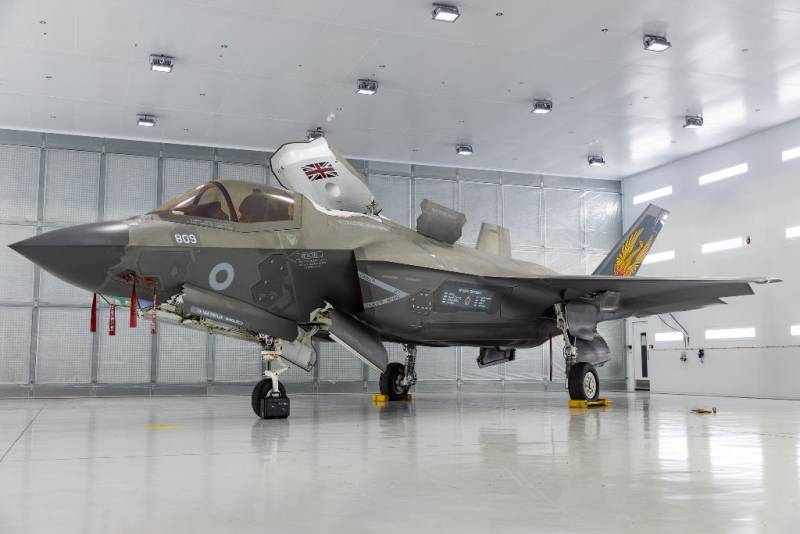 Uno de los F-35B britnicos luciendo en su cola la herldica del 809 NAS. (foto Royal Navy)