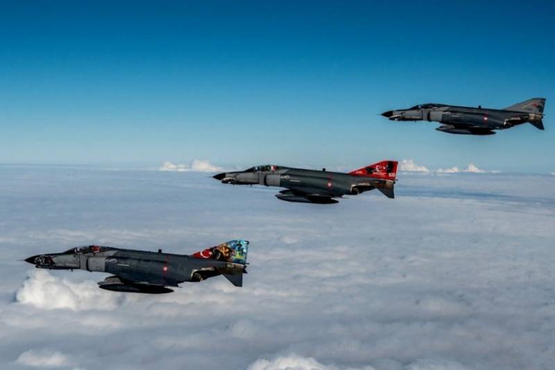 Formacin de aviones de combate F-4E-2020 Terminator de la Fuerza Area de Turqua. (foto OTAN)