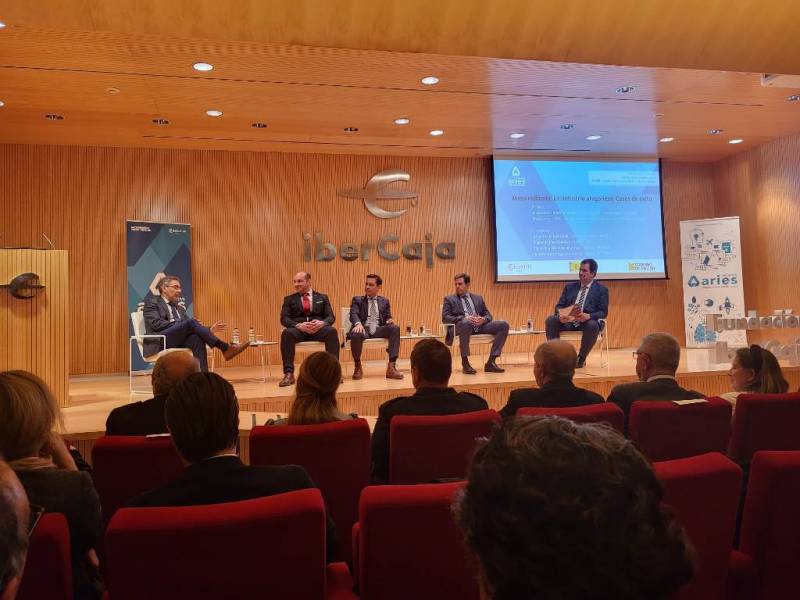 Los participantes en la mesa redonda que analiz varios casos de xito.