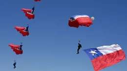 "Escuadrilla de Paracaidismo Boinas Azules" del Grupo de Presentaciones de la Fuerza Area de Chile.