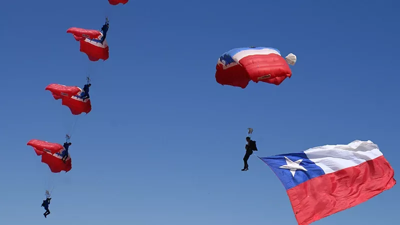 "Escuadrilla de Paracaidismo Boinas Azules" del Grupo de Presentaciones de la Fuerza Area de Chile.