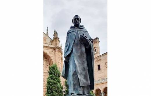 Francisco de Vitoria delante del Convento de San Esteban (Salamanca)