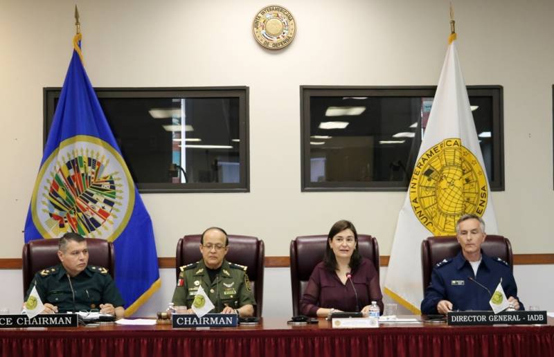 La embajadora Carmen Montn en la mesa presidencial del Consejo de Delegados de la Junta Inter-Amricana de Defensa.