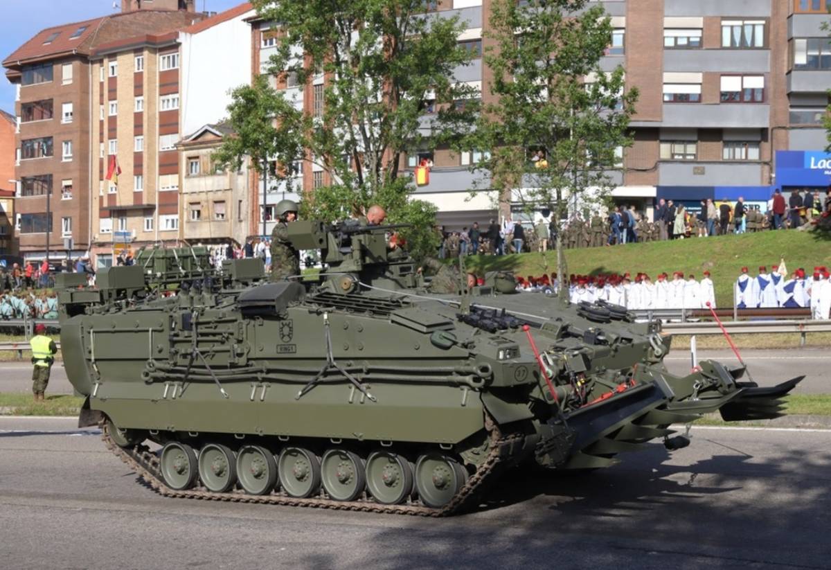 El nuevo VCZAP Castor espera su participacin en el desfiles en una calle de Oviedo. (foto Julio Maiz)