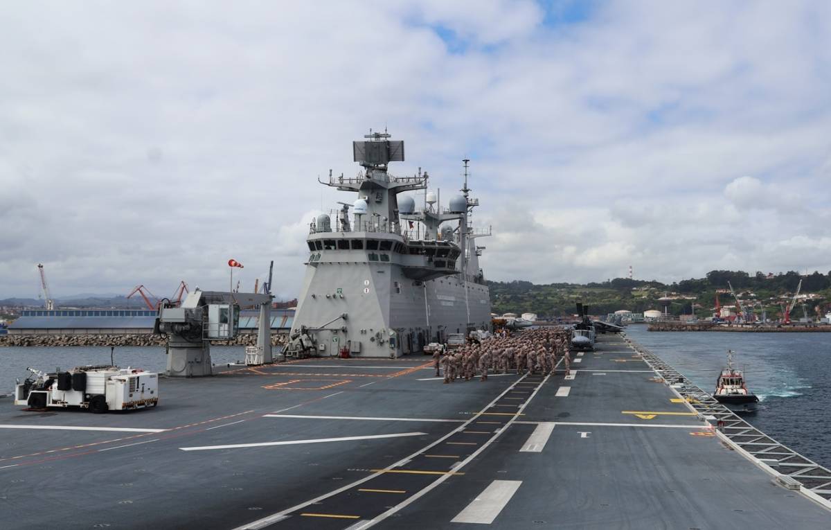 El JCI saliendo del puerto de El Musel, se distinguen en cubierta los infantes de Marina de la Agrupacin Reforzada embarcada. (foto J. Maz Gtez)