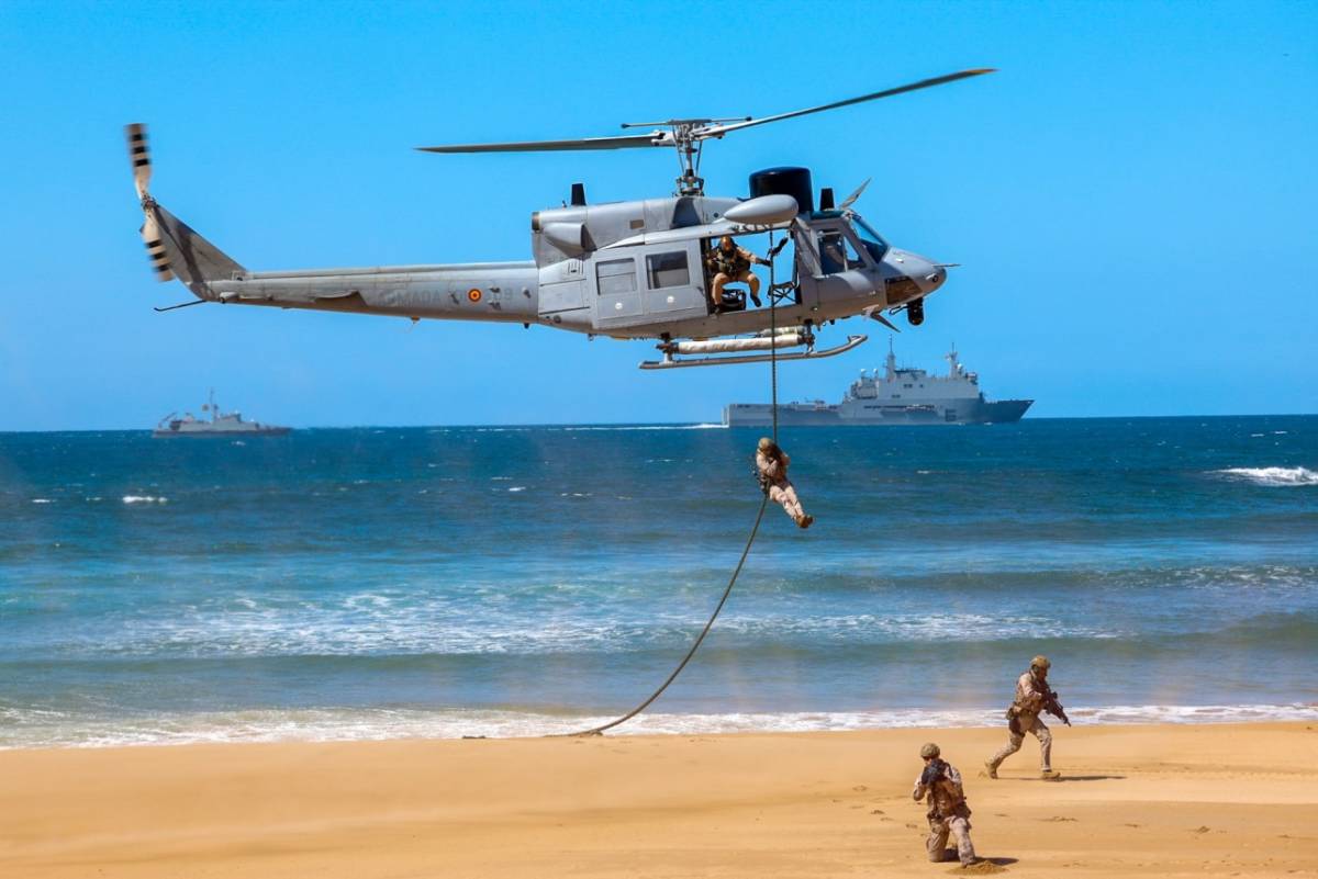 Uno de los nuevos helicpteros H135 de la Duodcima Escuadrilla pasa filmando los navos de la revista naval. (foto J. Maz Gtez)