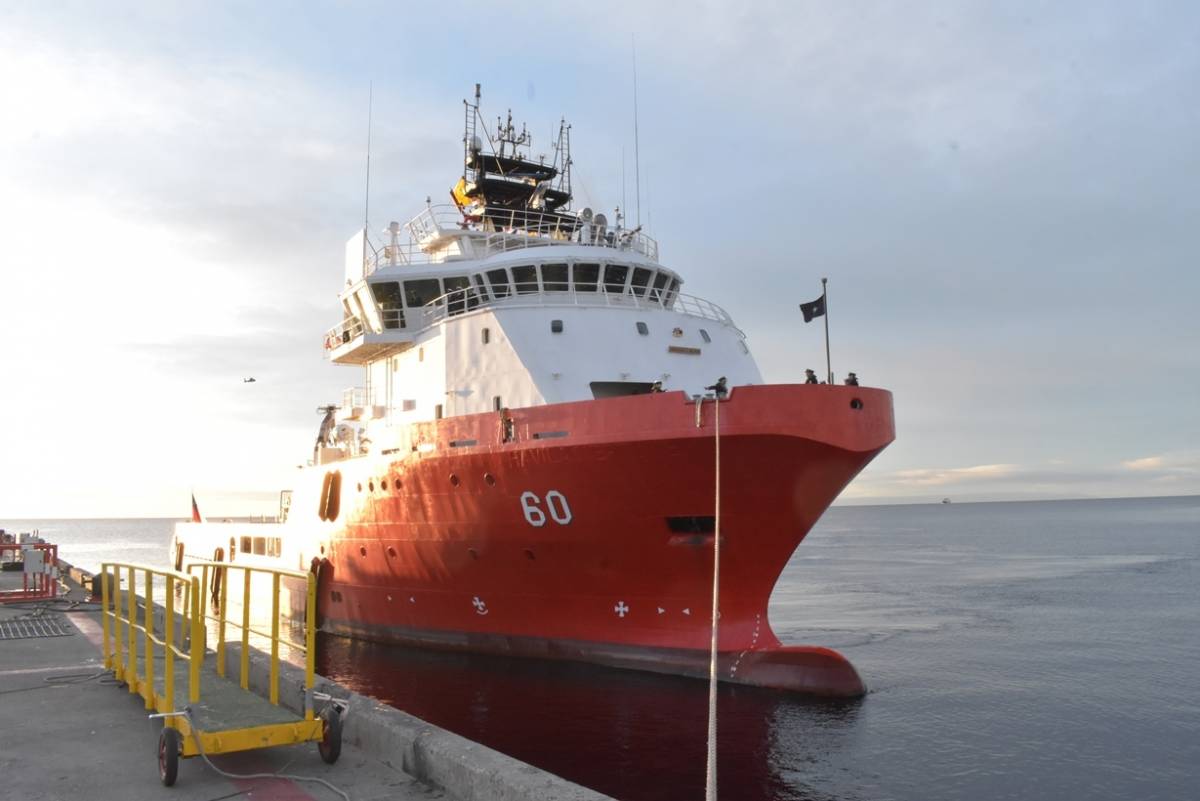 ATF 60 "Lientur" recalando en Punta Arenas " (foto de Juan Carlos Pirola F)