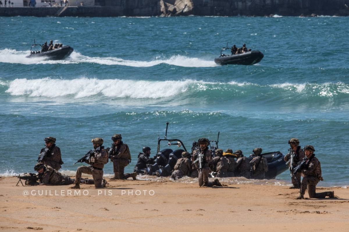 Los Infantes del Batalln Reforzado de Desembarco del Tercio de Armada fueron los encargados de tomar la playa as como de evacuar a los civiles de la zona hostil.