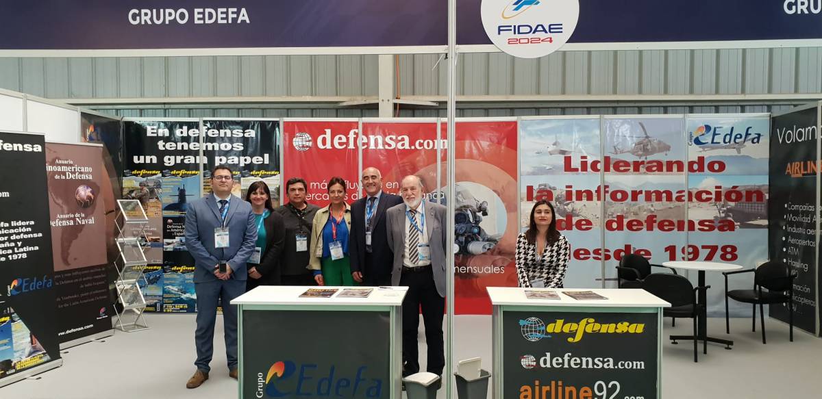 Parte del equipo de Grupo Edefa en la ltima edicin de FIDAE, en Santiago de Chile.