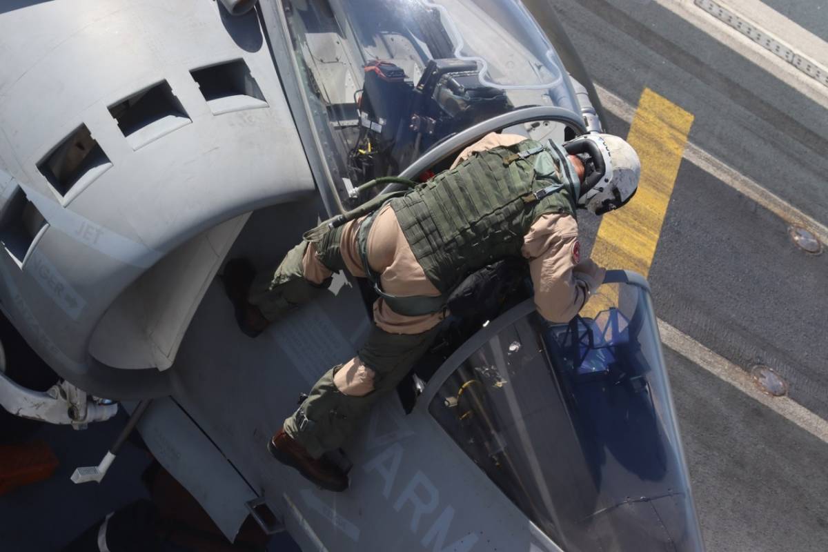 Uno de los pilotos de la Novena Escuadrilla trepa hasta la cabina de su Boeing AV-8B Plus Harrier II, utilizando los pequeos escalones retractiles que tiene la aeronave.  (foto Julio Maz)