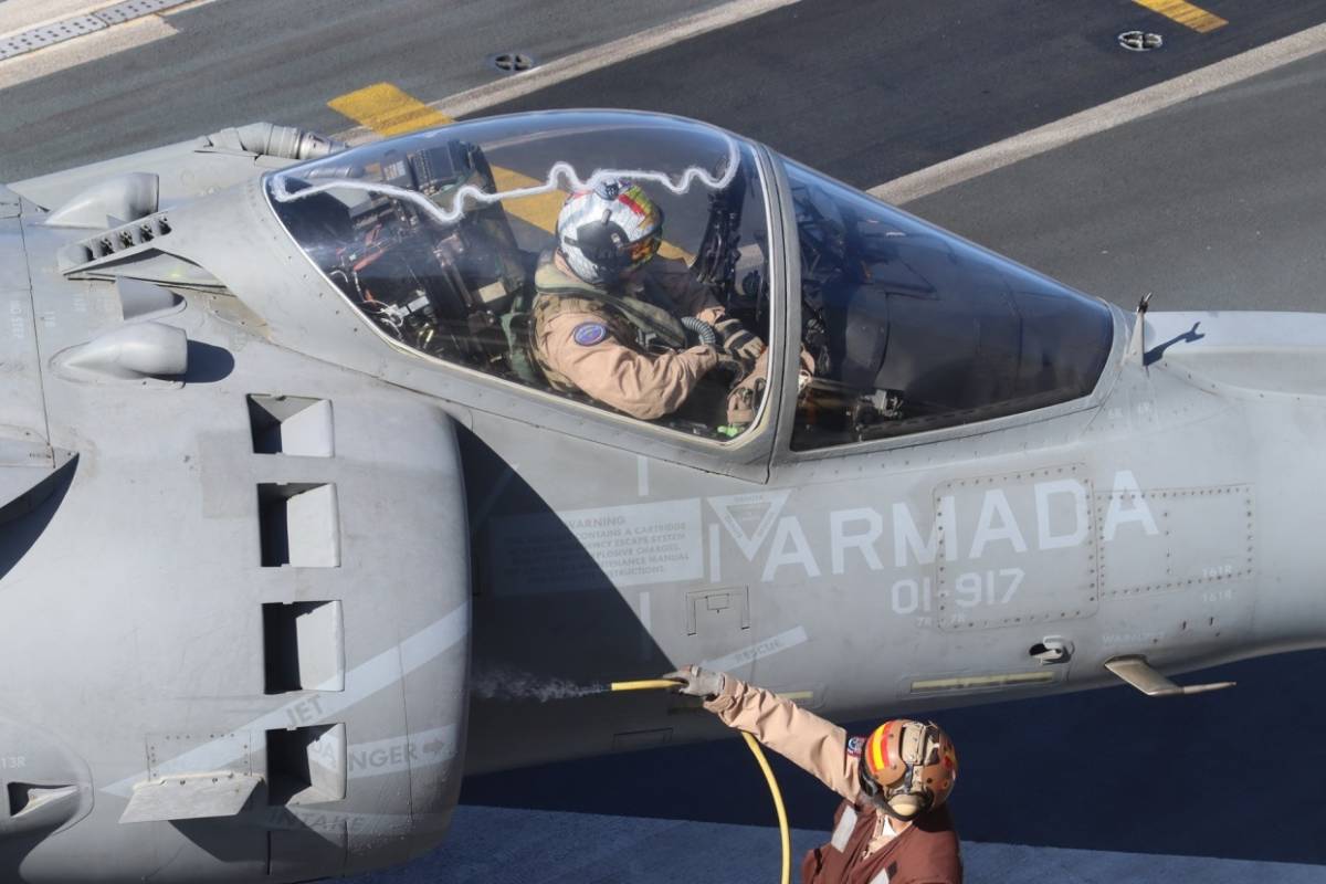 Uno de los AV-8B se prepara para la puesta en marcha en la cubierta del JCI. (foto Julio Maz)