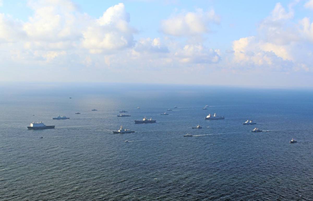 Formacin naval de la OTAN navegando por el Bltico en el marco del BALTOPS 24 (foto US Navy Europe)