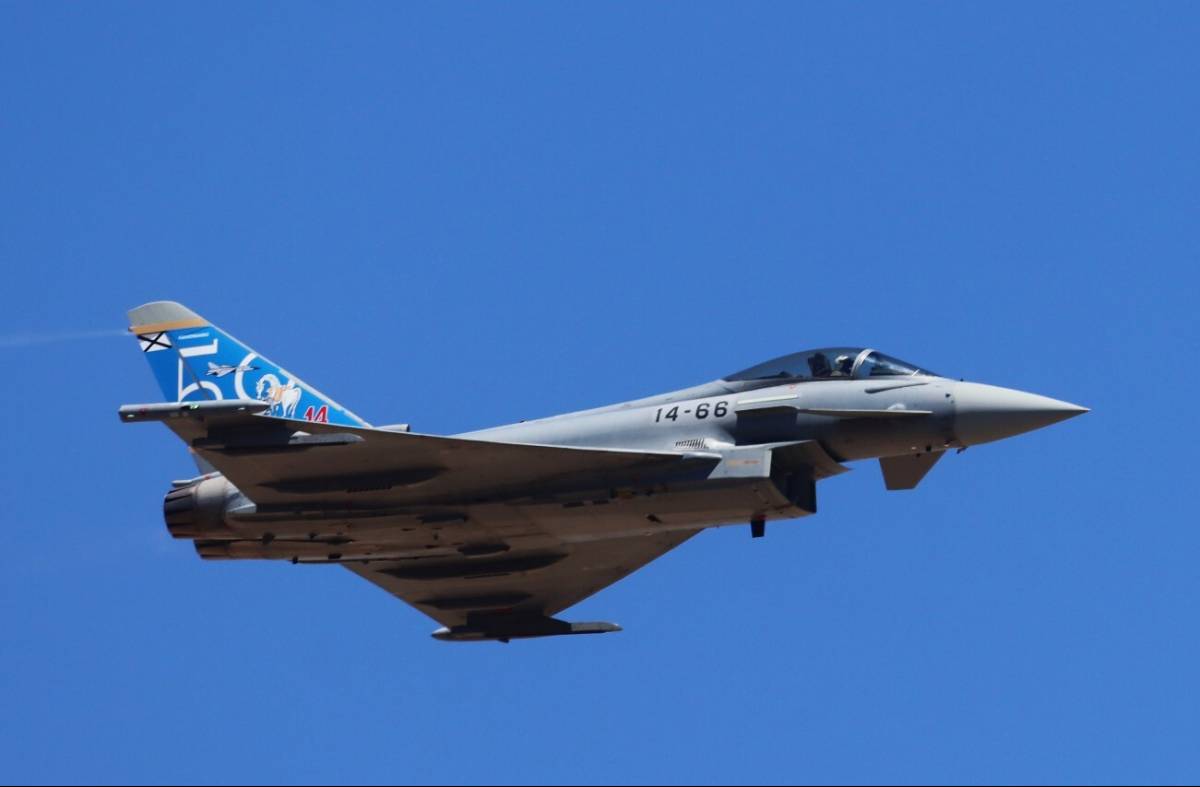 Pasada del Eurofighter especialmente pintado para celebrar los 50 aos del Ala 14. (foto Julio Maz)