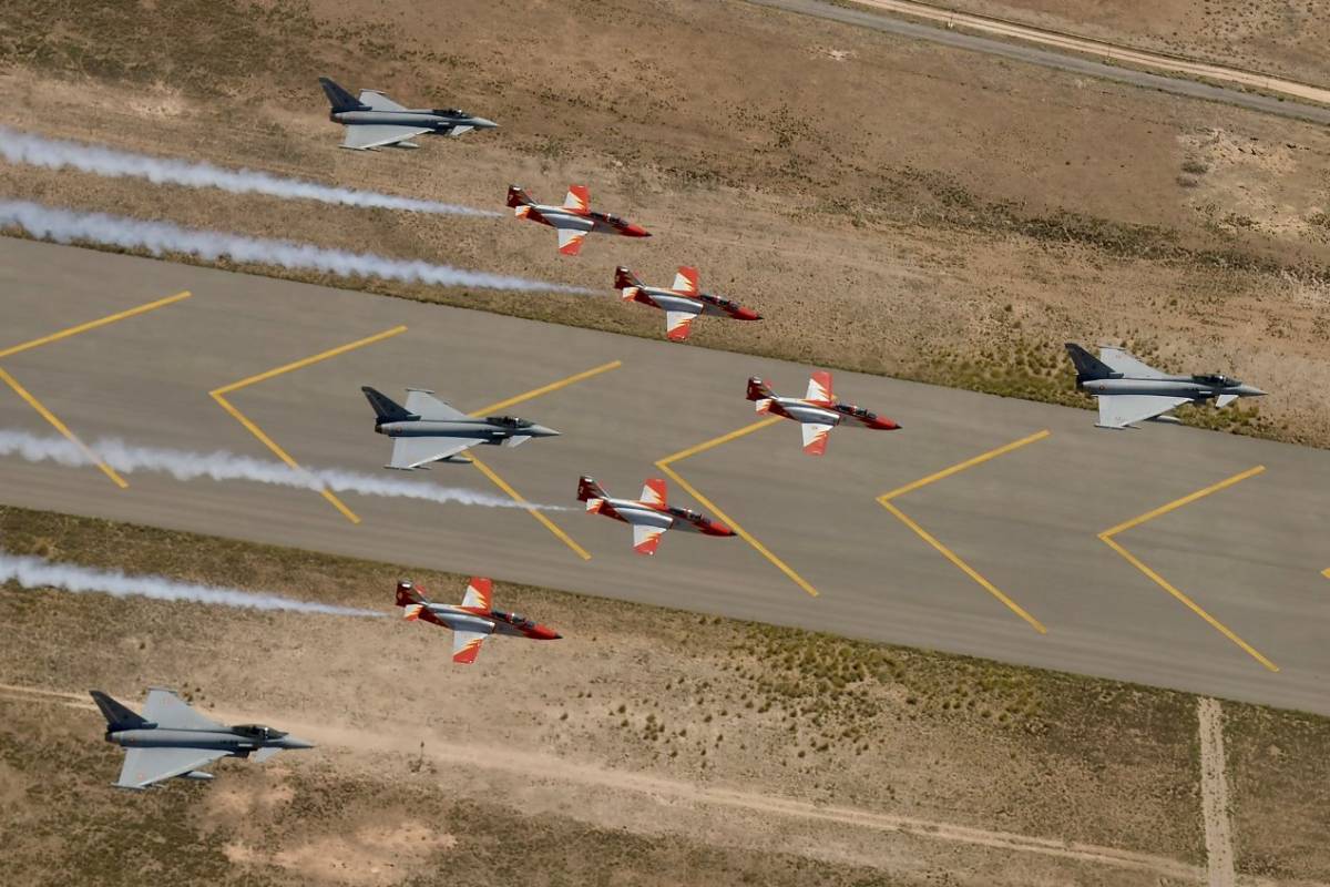 Pasada de los C-101 junto a los Eurofighter sobre la pista de la base area de Albacete. (foto patrulla guila)