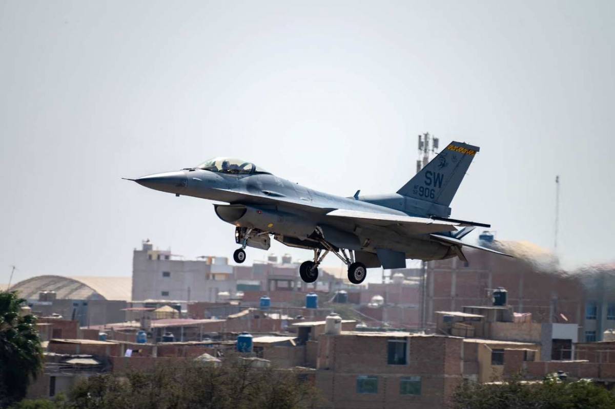 F-16C Block 50P despegando de la Base Aerea Pedro Ruiz Gallo en Chiclayo.